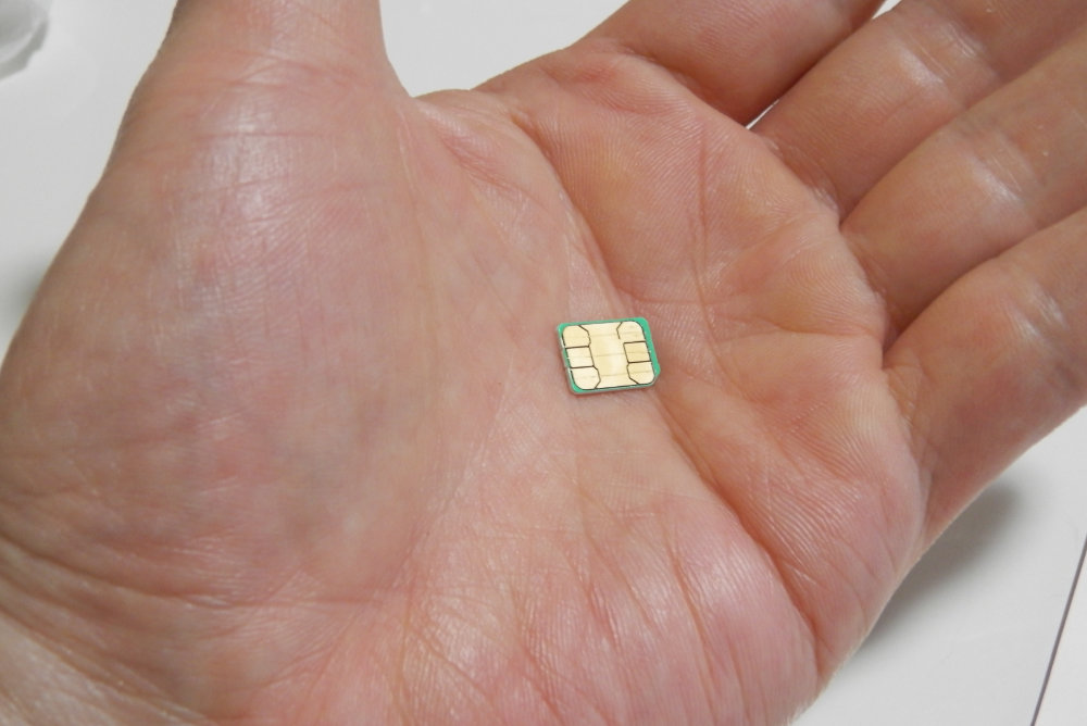 取り出したドコモのnanoSIMカード