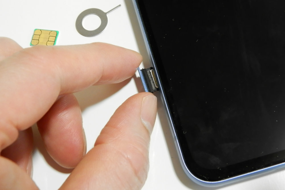 Pixel 8aのSIMトレイを引き出す