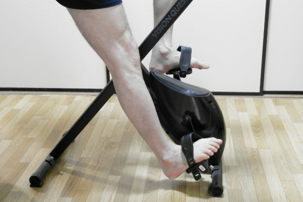 エアロバイクのペダルに足を乗せているところ